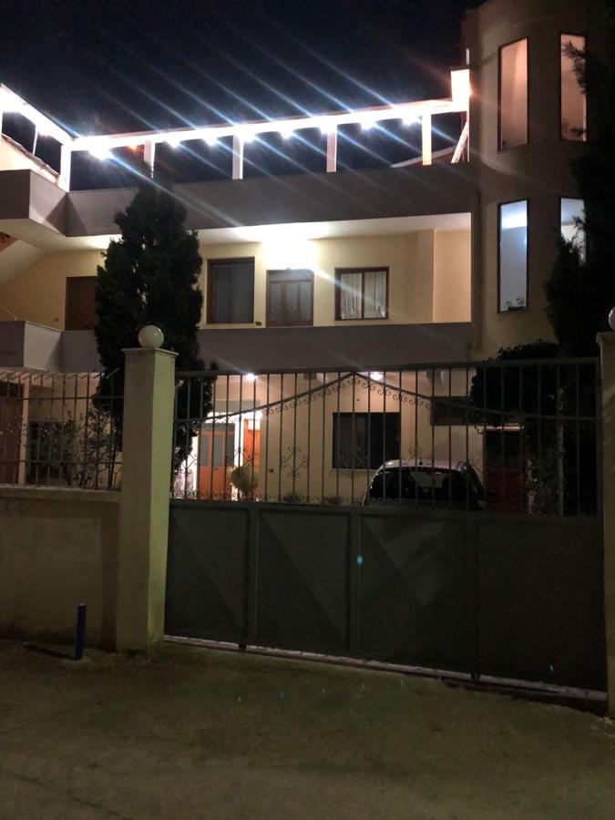 Fati Guest House Durrës Esterno foto