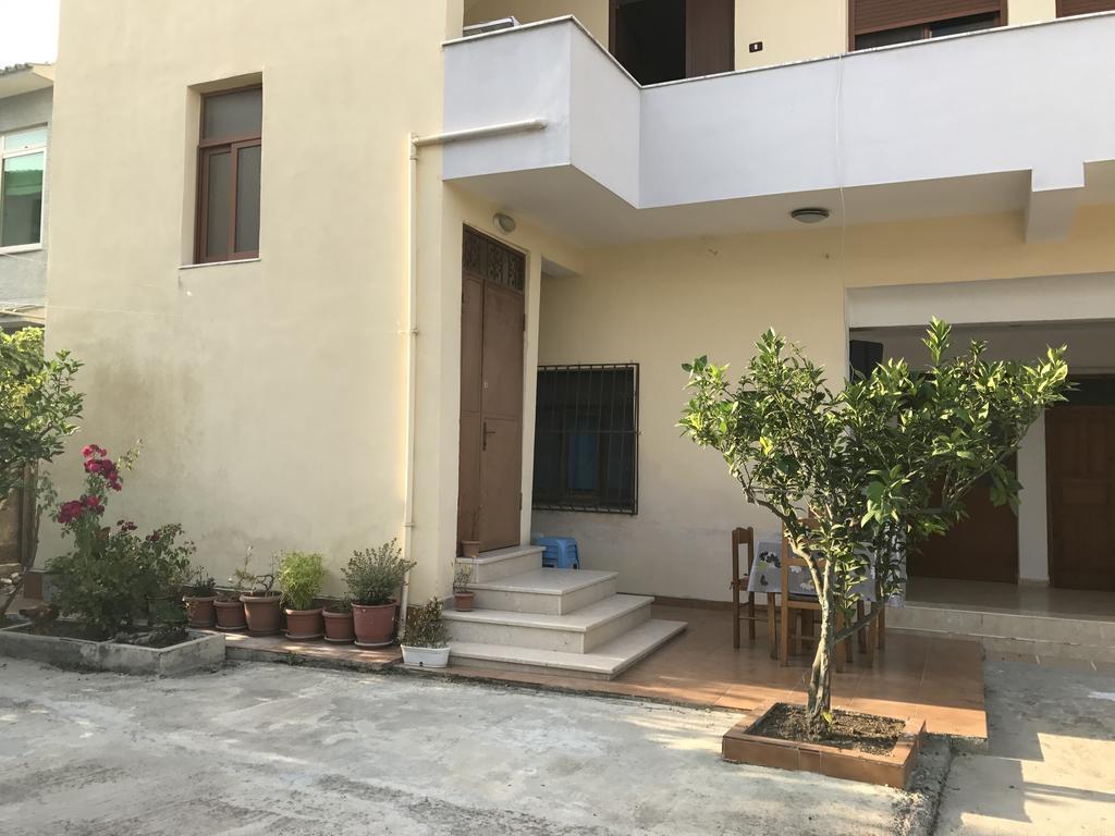 Fati Guest House Durrës Esterno foto